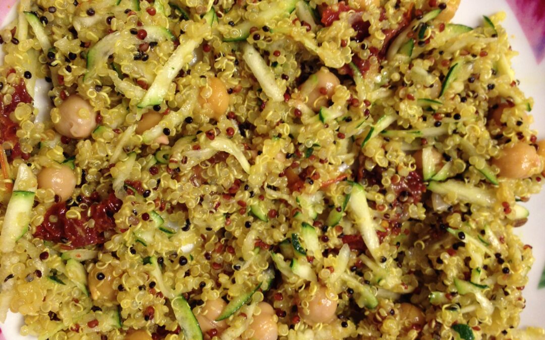 Quinoa con ceci, zucchine e pomodori secchi